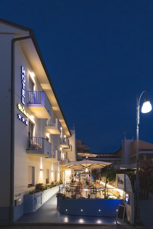Hotel Nina Marina Di Bibbona Buitenkant foto